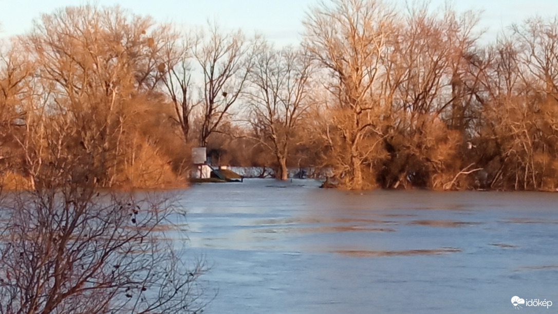 December 26-ai Duna, Pünkösdfürdőnél 
