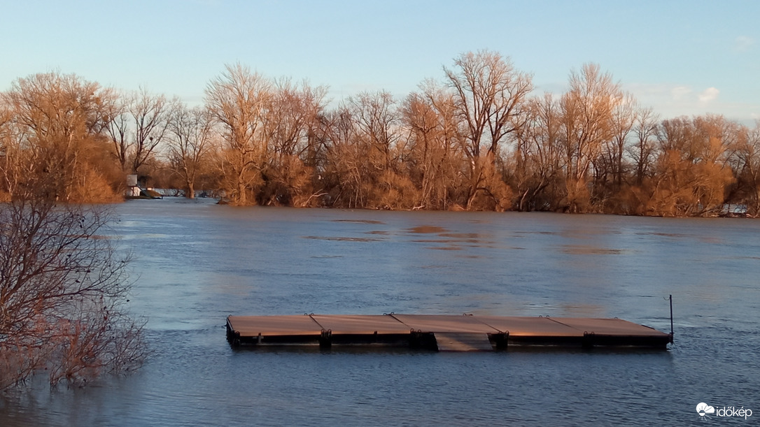 December 26-ai Duna, Pünkösdfürdőnél 