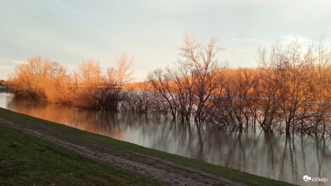 December 26-ai Duna, Pünkösdfürdőnél 