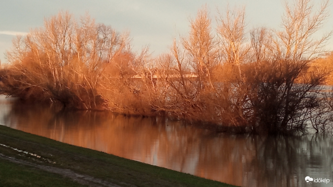 December 26-ai Duna, Pünkösdfürdőnél 