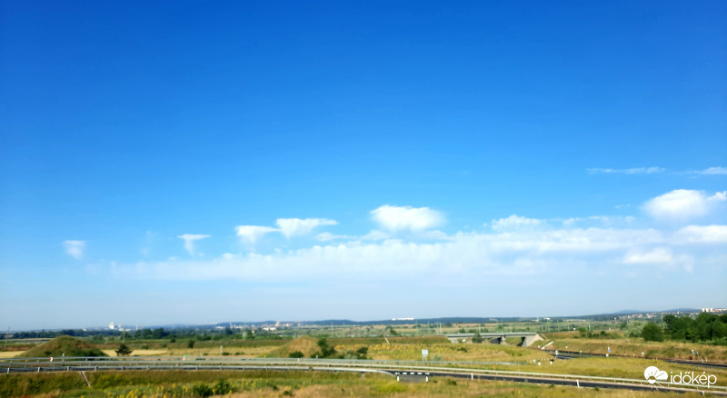 Kósza felhők a város szélén