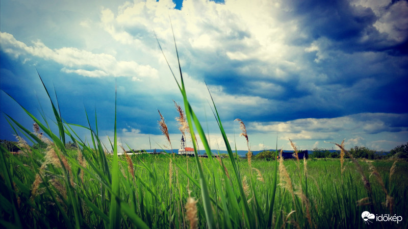 Felhőkkel induló reggel