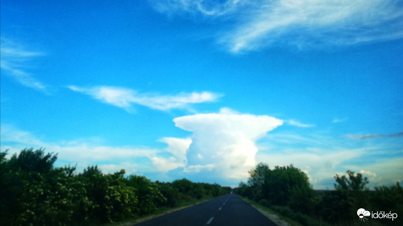 Felhőrobbanás Ősi felett