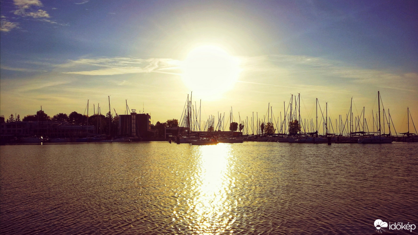 Aranyhíd a kikötőben