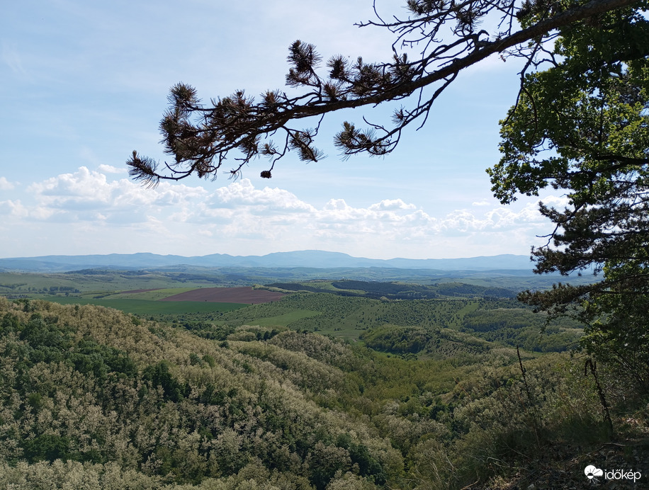 Látkép a Tarnaleleszi Nagy-kőről 