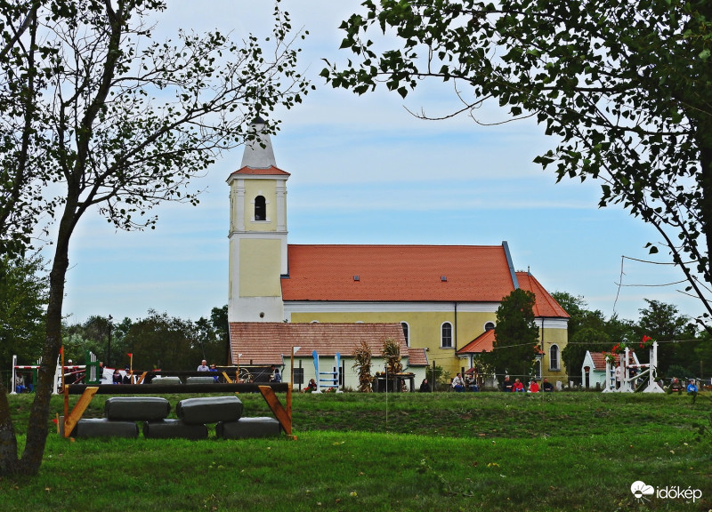 Templom a fák között. 