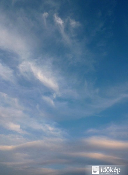 Táncoló lányka - felhő