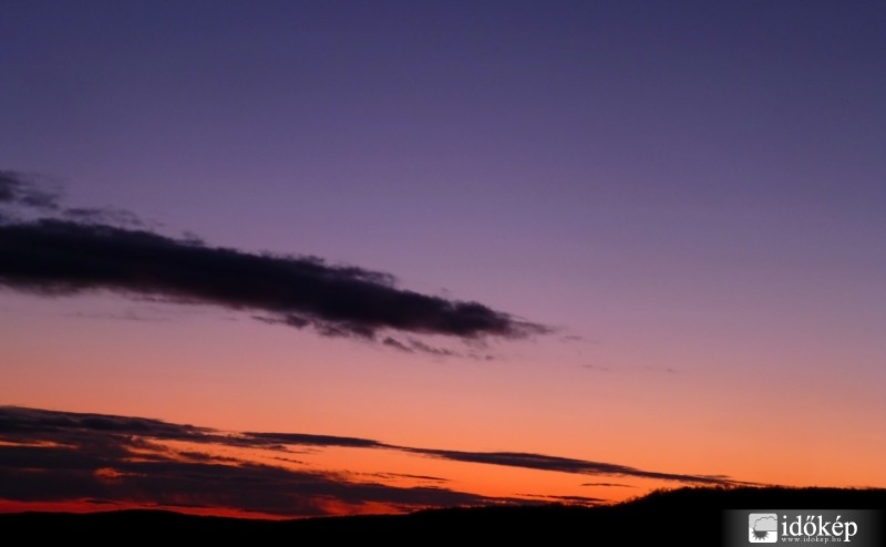 Narancs és lila árnyalataival