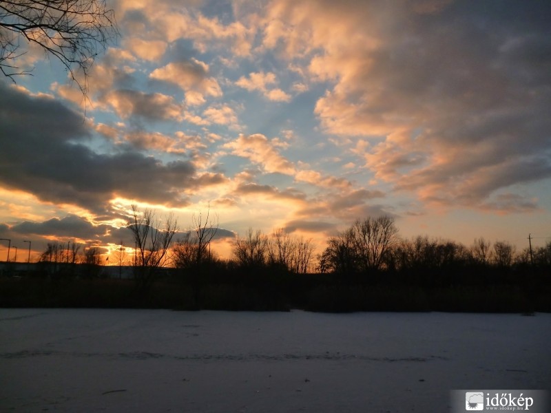 Befagyott tó - melléki naplemente