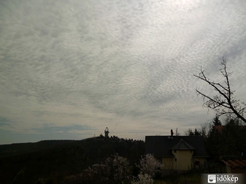 Mai báránykák Gödöllő felett (11:33-kor)