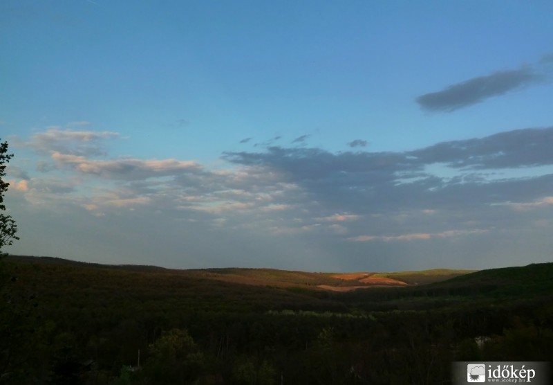 Sugarak a K-i oldalon (ma 18:48-kor) Gödöllő felett
