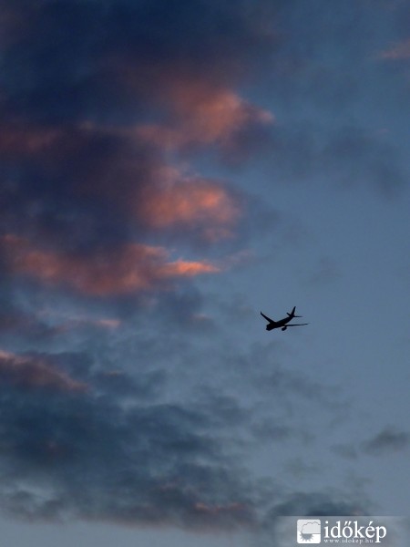 Repülés a naplementében