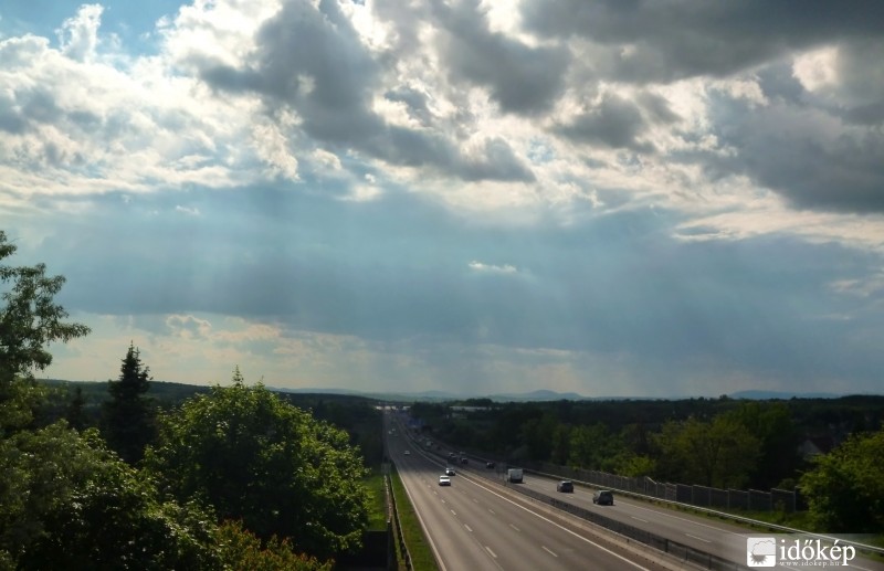 Fényfüggöny az út felett