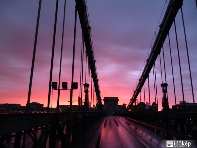 Rózsaszín átjáró a Lánchídon