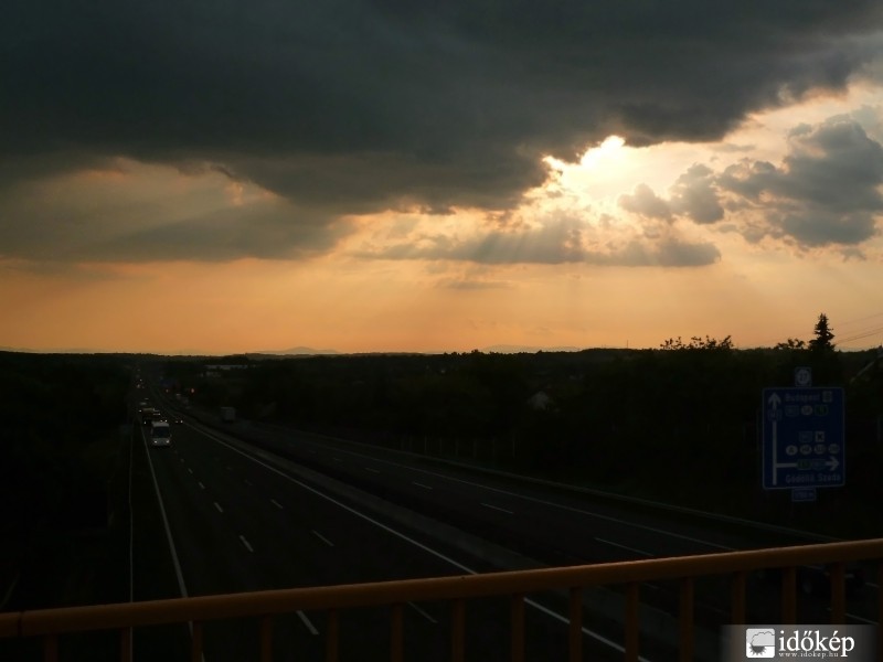 Tyndall-sugarak az M3-as gödöllői szakasza felett