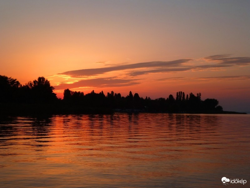 Balaton a napfelkelte színeiben pompázva