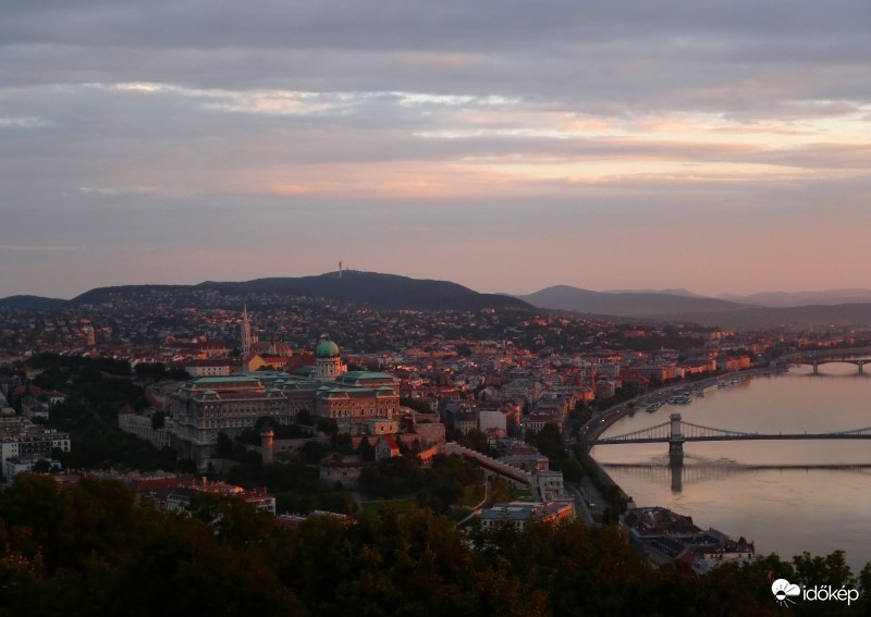 Budai látkép napfelkelte után