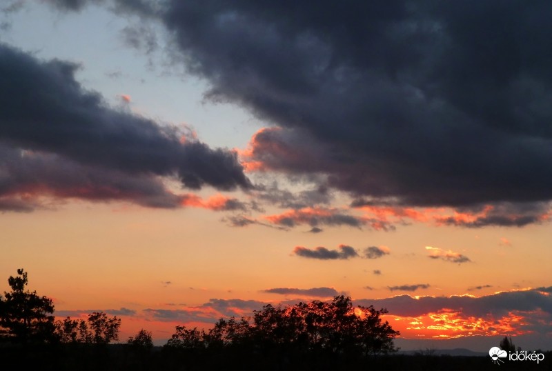 Lángolt az ég alja