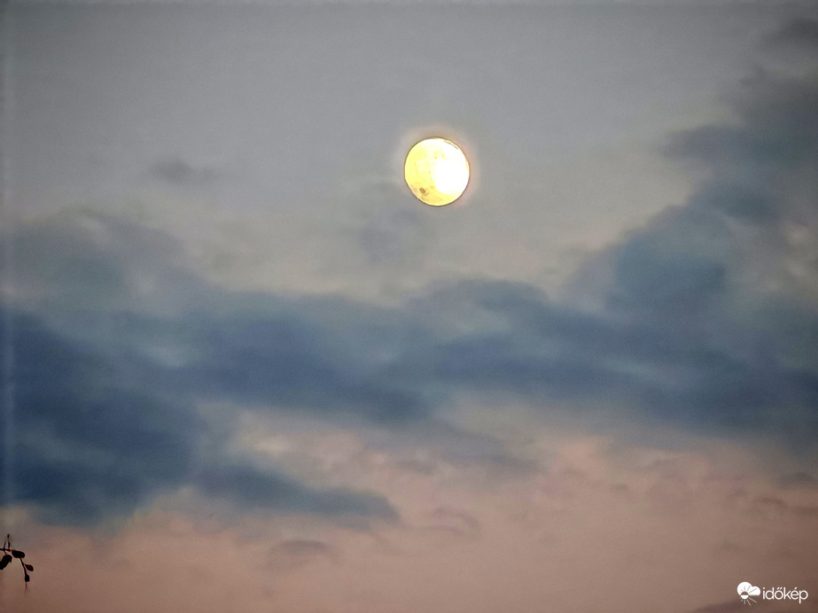Feljött a hold. 