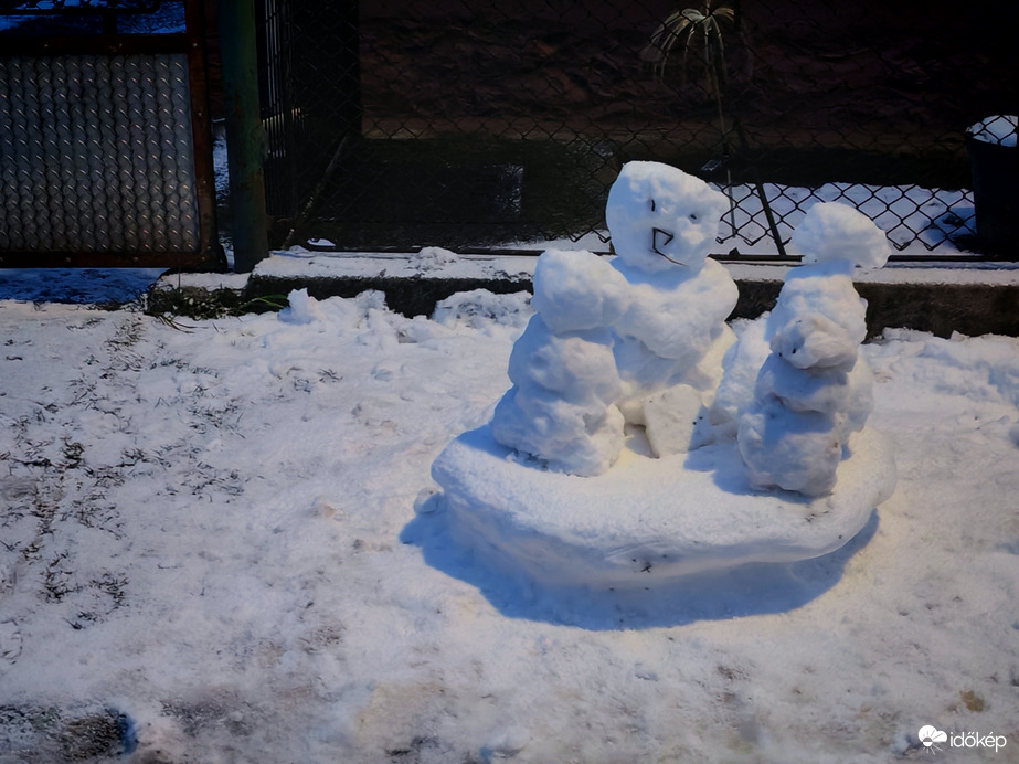 Hóember család-Utcabeli gyerekek készítették. 
