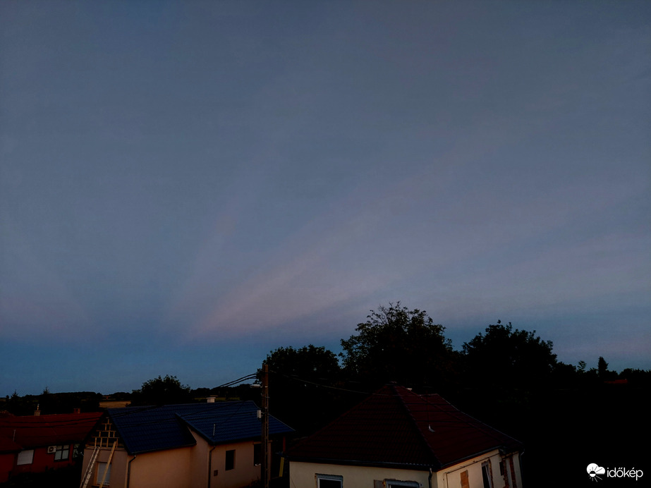 Ma este ilyen érdekes felhőket láttam. K-i irányban. 
