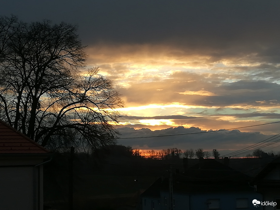 Innen is bújt, onnan is jött 