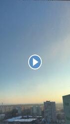 Reggeli fényben csillogó hó táncol