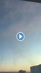 Reggeli fényben csillogó hó táncol