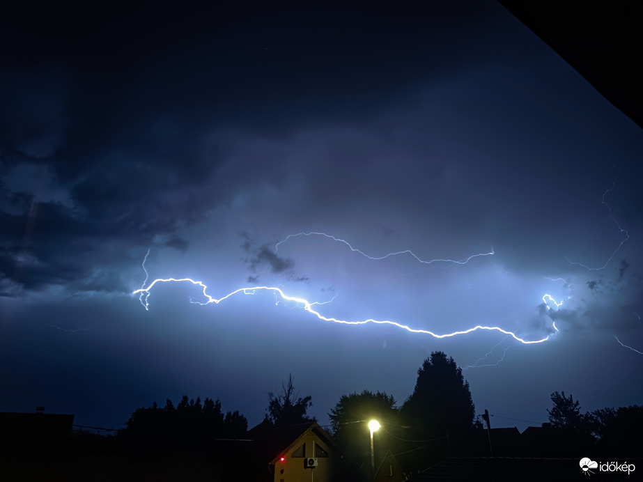 Cikázó villámok Mályi felett