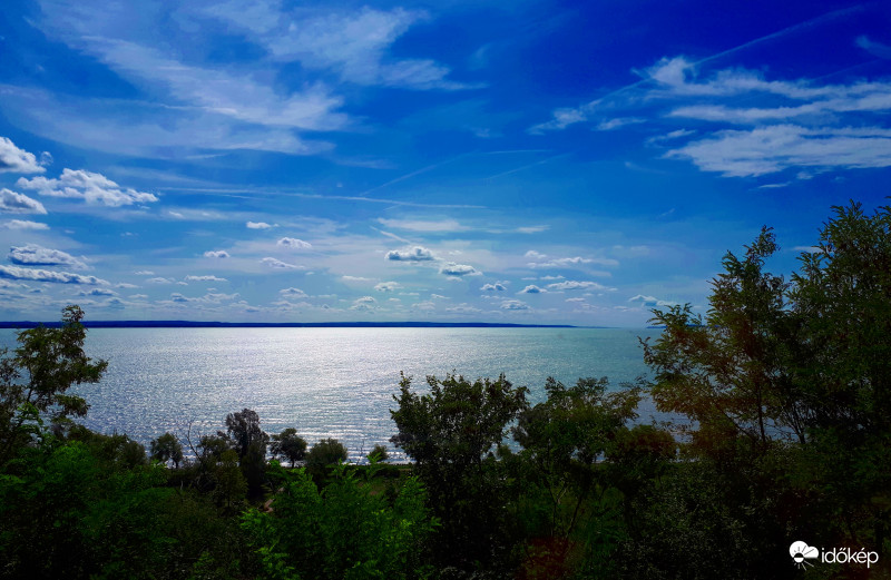 Vonatról is csodás a Balaton