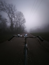 Akkora a köd,hogy a bicikli sem borul el benne :-D