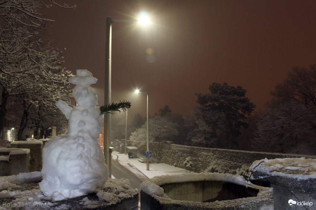 Hóemberek lepték el Pécs belvárosát