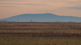 Mátra és a tiszaörsi katolikus templom