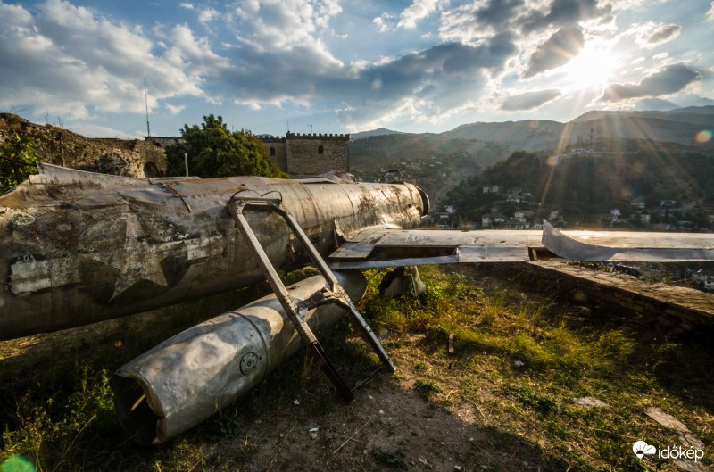 Repülő a naplementében