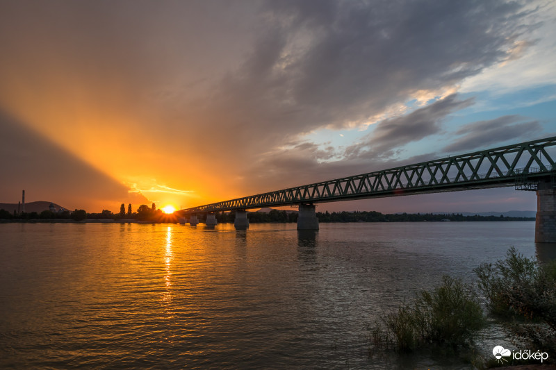 Felhős naplemente, Újpest