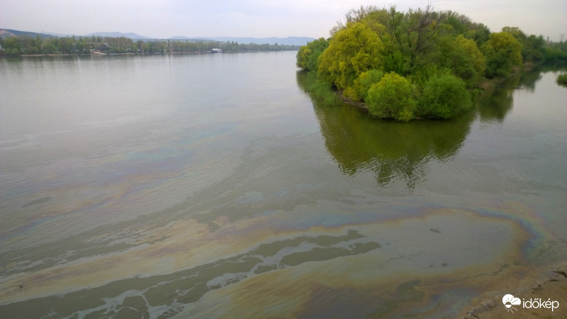 Kisebb olajfolt úszott reggel a Dunán 