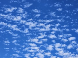 Szakadozott felhőpamacsoj