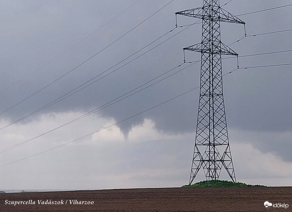 Tuba, megvastagodó kondenzációs tölcsérrel 17:10-kor Adony határában