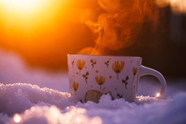 Gőzölgő tea a naplementében 