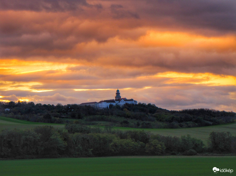 Naplementés fényjáték Pannonhalma térségében