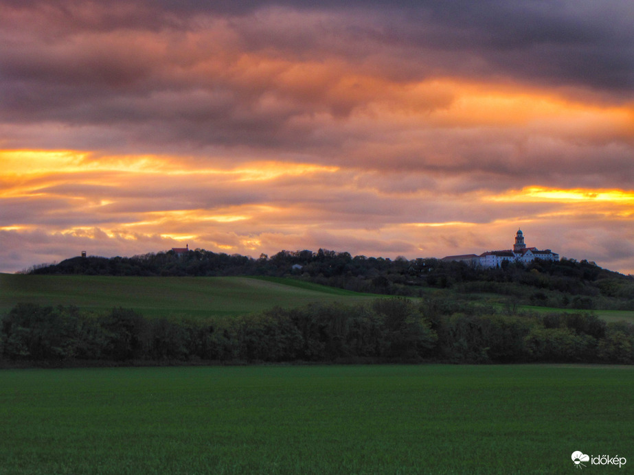 Naplementés fényjáték Pannonhalma térségében