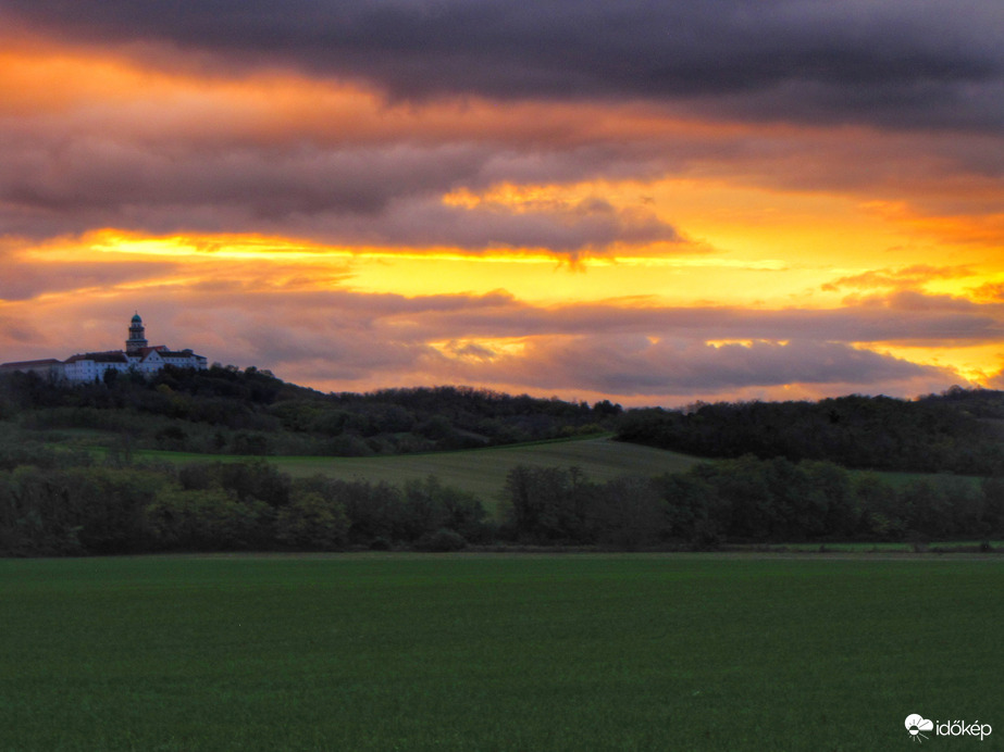 Naplementés fényjáték Pannonhalma térségében