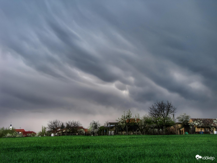 Mammákkal vonuló zivatar
