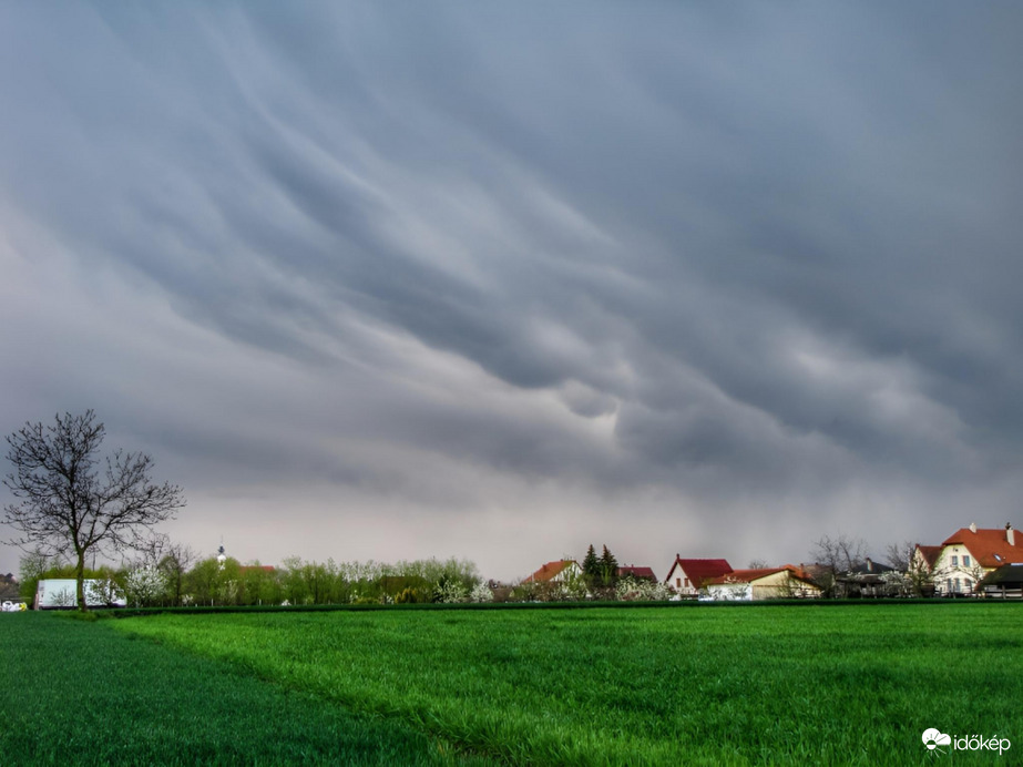 Mammákkal vonuló zivatar