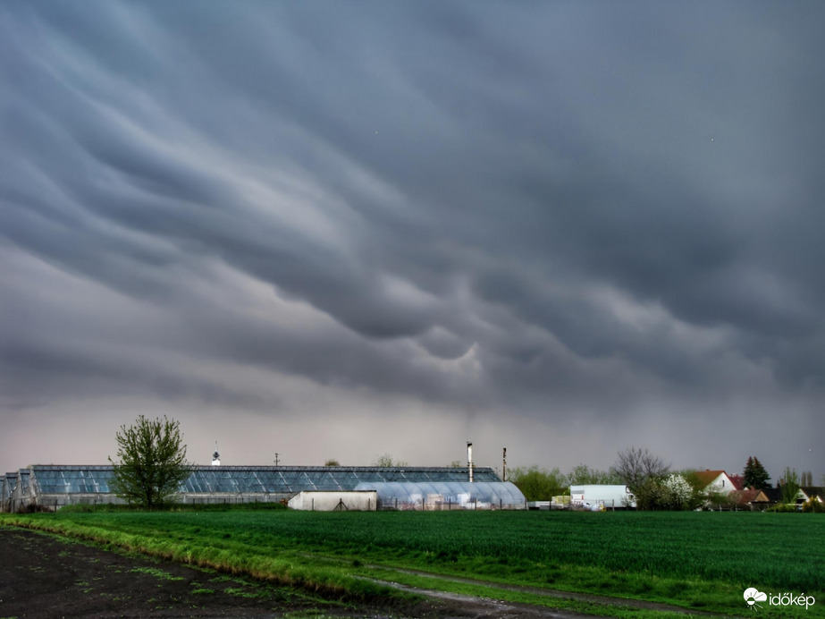 Mammákkal vonuló zivatar