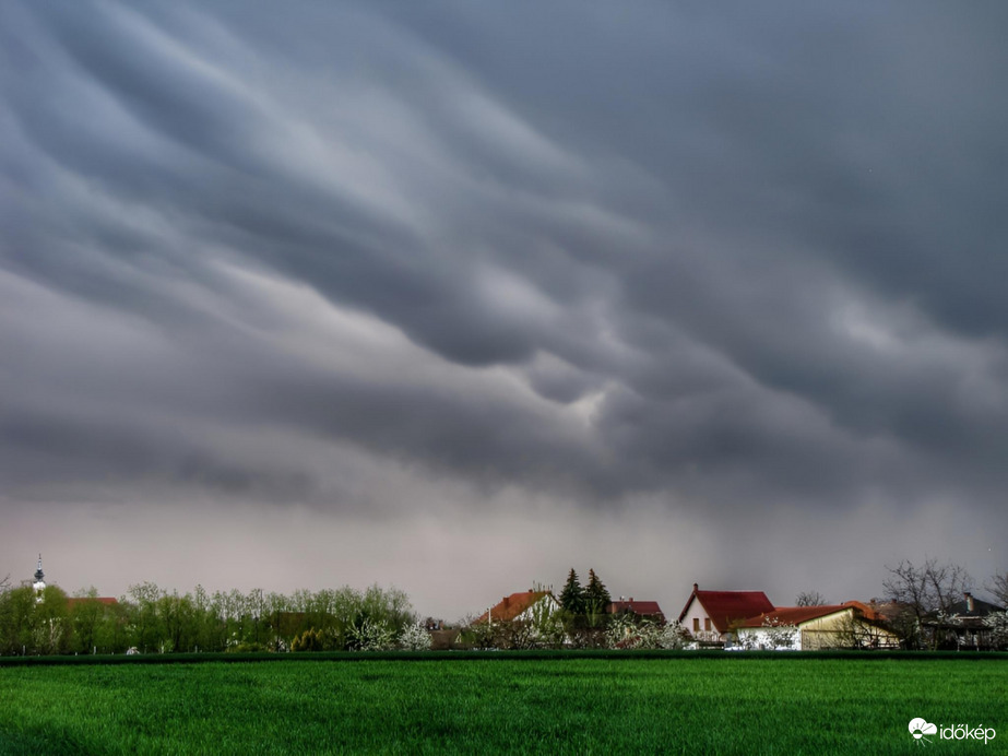 Mammákkal vonuló zivatar