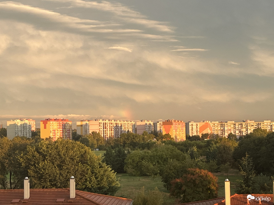 Szivárvány két felhő között