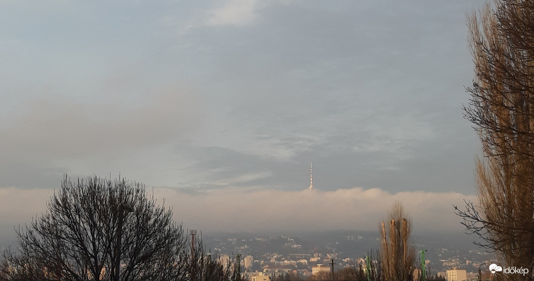 Felhőbe burkolózott a pécsi Tv-torony