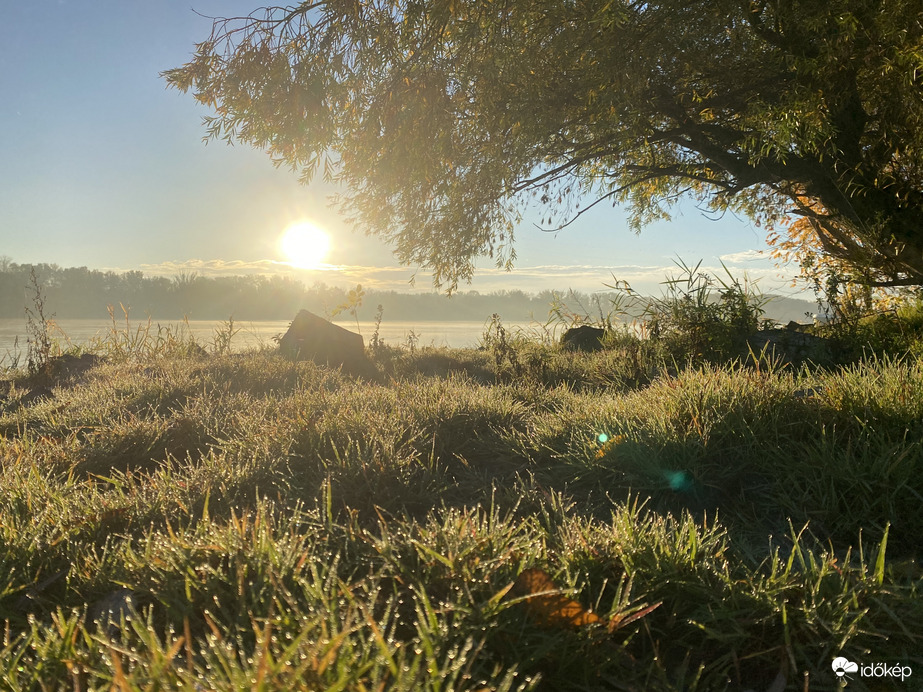 Derült, szélcsendes reggel