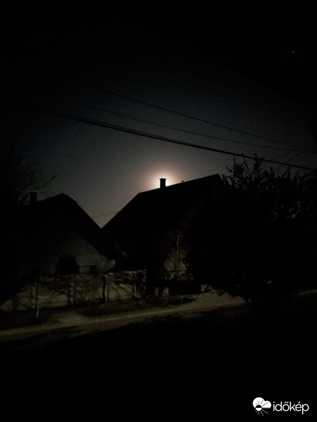 Szégyenlős telihold